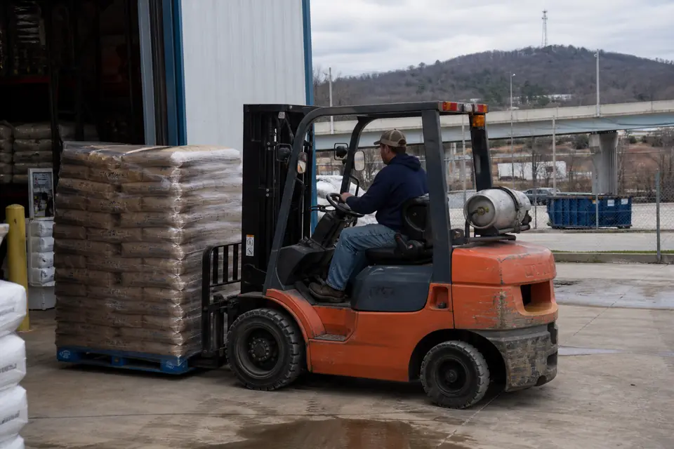 Fayetteville-Springdale forklift dealers and material handling equipment