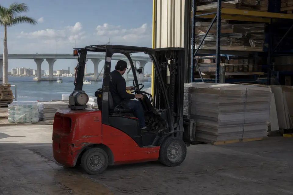Sarasota-Bradenton forklift dealers and material handling equipment