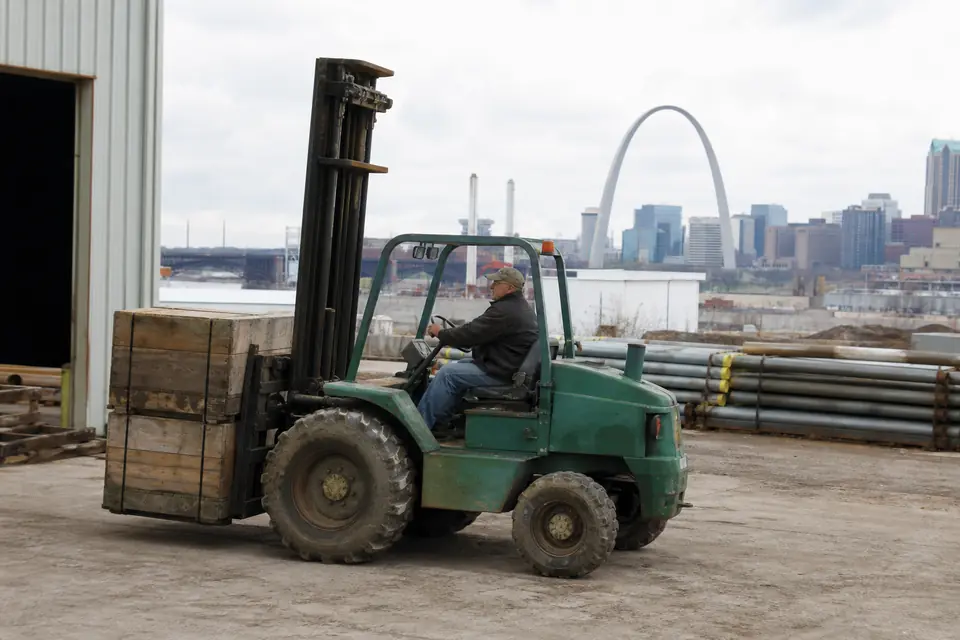 St. Louis forklift dealers and material handling equipment