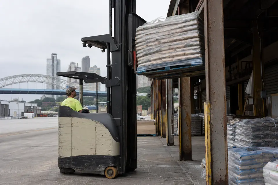 Milwaukee forklift dealers and material handling equipment
